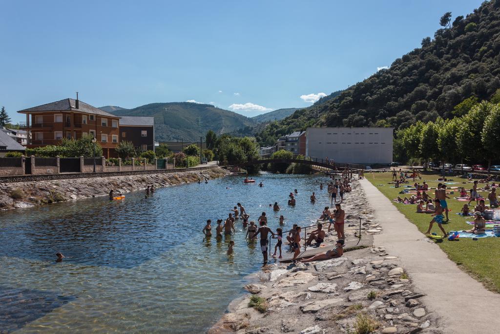 Hostal Tres Campanas Villafranca Del Bierzo Bagian luar foto