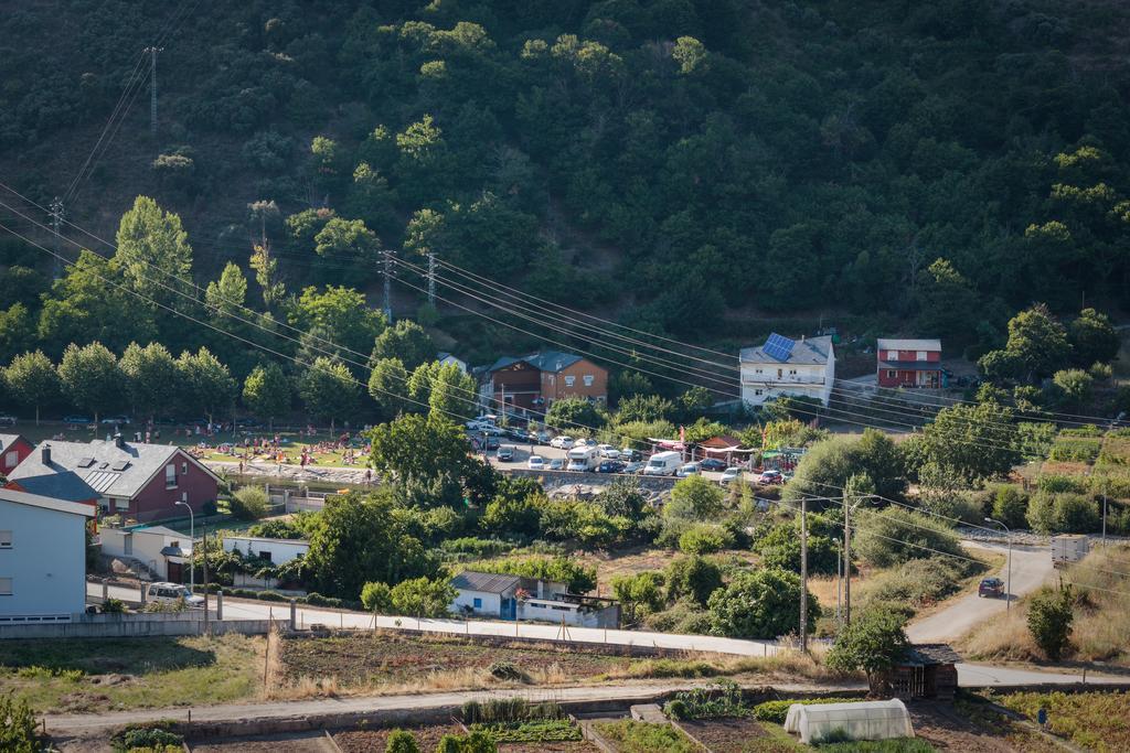 Hostal Tres Campanas Villafranca Del Bierzo Bagian luar foto