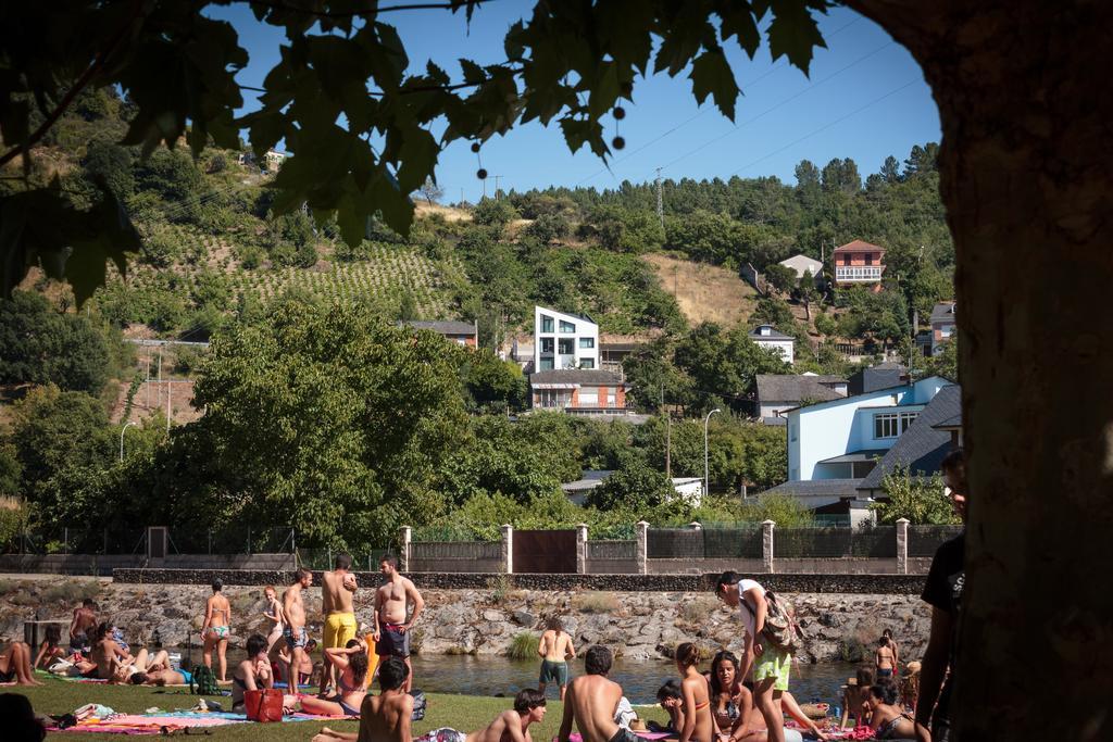 Hostal Tres Campanas Villafranca Del Bierzo Bagian luar foto