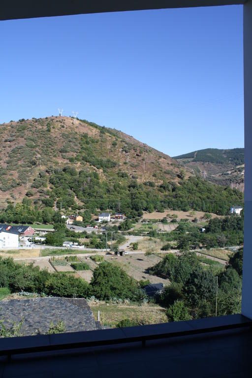 Hostal Tres Campanas Villafranca Del Bierzo Ruang foto