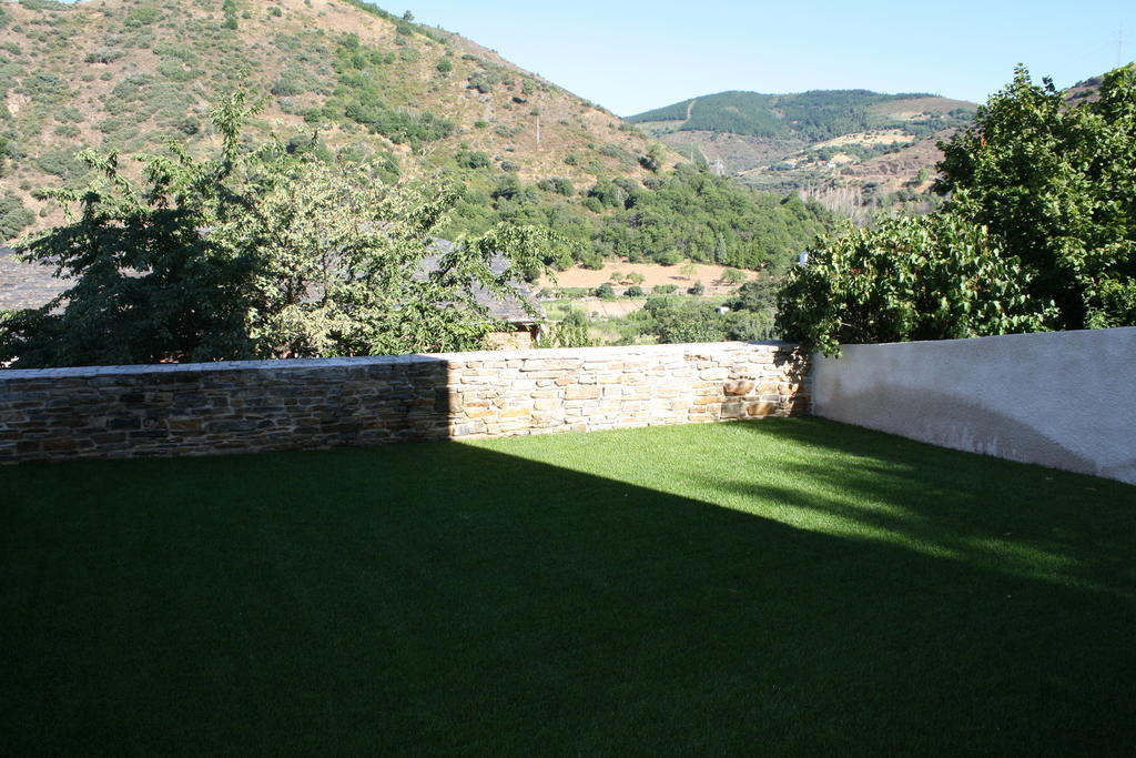 Hostal Tres Campanas Villafranca Del Bierzo Bagian luar foto