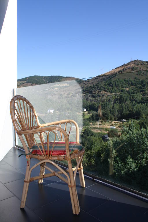 Hostal Tres Campanas Villafranca Del Bierzo Bagian luar foto