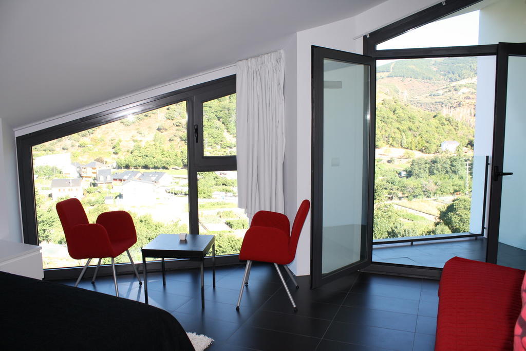 Hostal Tres Campanas Villafranca Del Bierzo Bagian luar foto