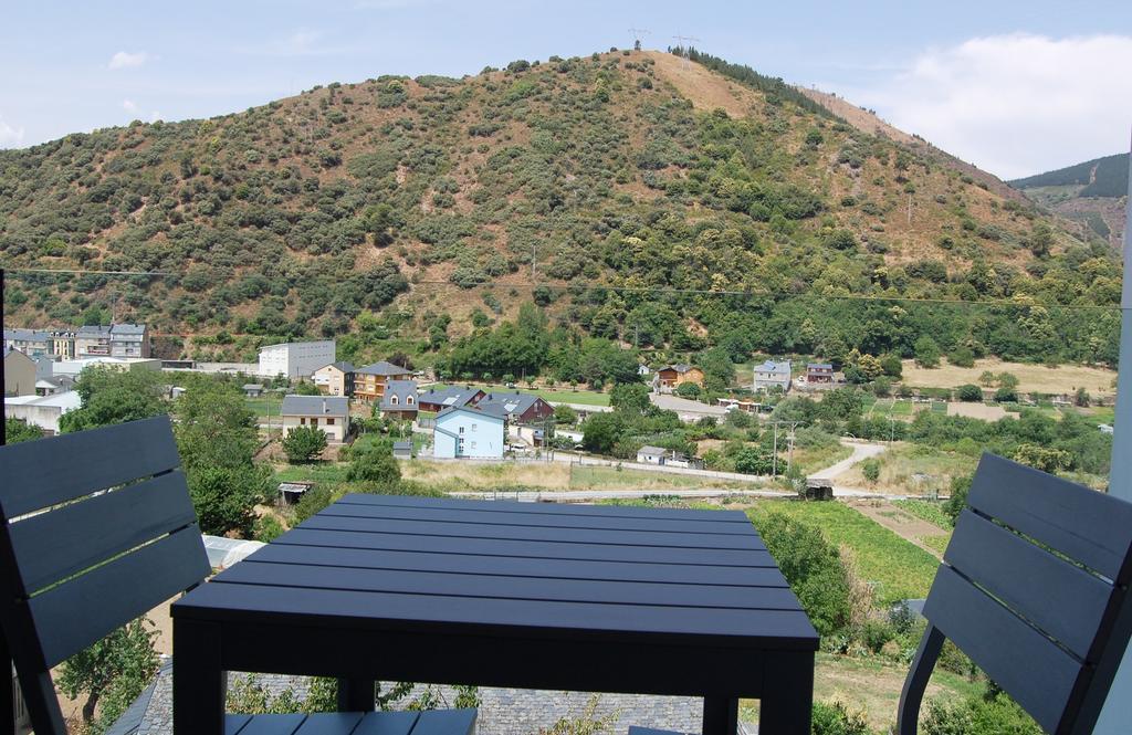 Hostal Tres Campanas Villafranca Del Bierzo Bagian luar foto